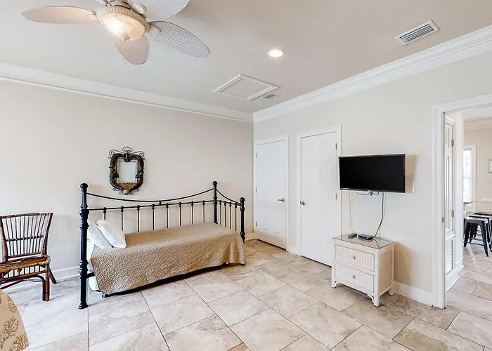 Wonderful Near The Gulf With Shared Pool Fishing Pier Easy Access