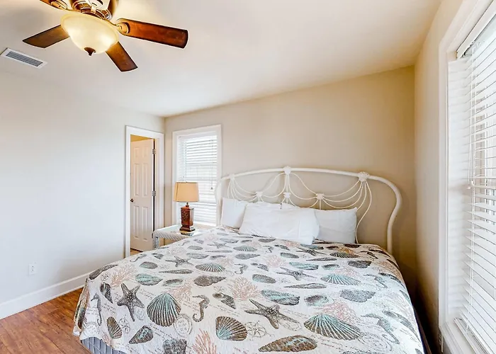 Wonderful Near The Gulf With Shared Pool Fishing Pier Easy Access