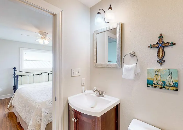 Wonderful Near The Gulf With Shared Pool Fishing Pier Easy Access
